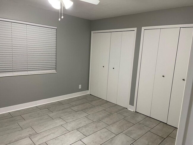 Building Photo - Beautifully Updated 2 Bed Townhome with Pool Access