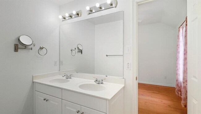 Building Photo - 2612 Zambia Dr