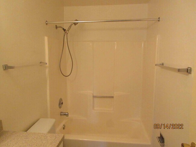 Building Photo - Available October 2025 Remodeled 2 Bedroom...