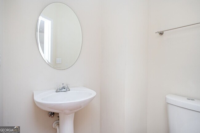 Building Photo - 2213 Leicester Way SE