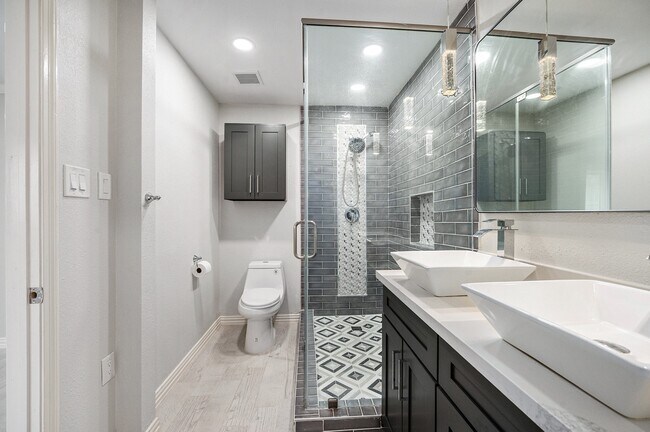 Building Photo - 10818 Hillcroft Ave