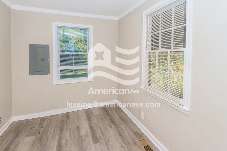 Building Photo - 211 Meadowdale Dr