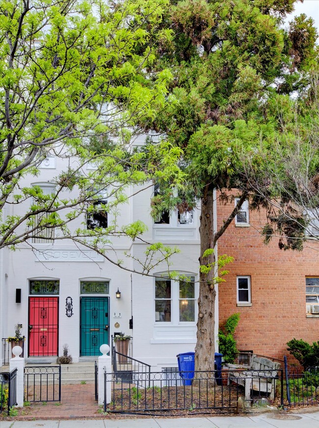 Building Photo - 1118 F St NE
