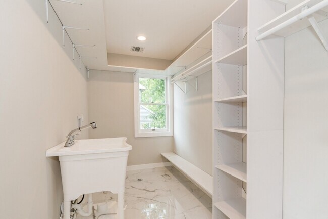 Building Photo - 66 E Gramercy Pl