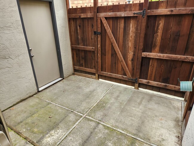 Building Photo - Very nice 2 Bed/ 1.5 Bath /1,263 Sqft Waln...