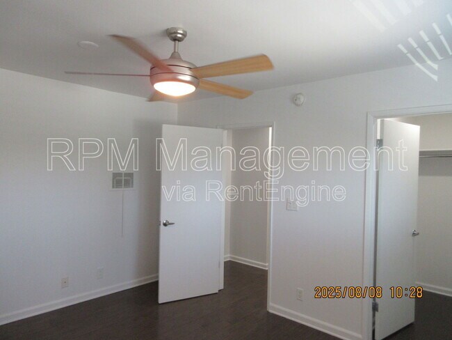 Building Photo - 20327 Saticoy St