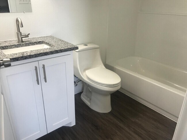 Building Photo - 904 N Bush Ave