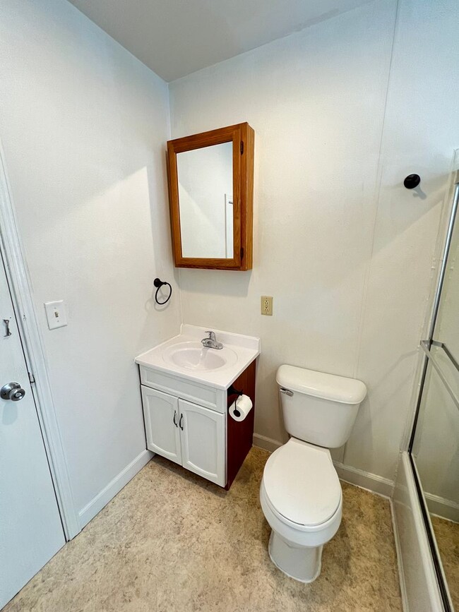 Building Photo - AVAILABLE JUNE - 4 Bed 1 Bath House in the...