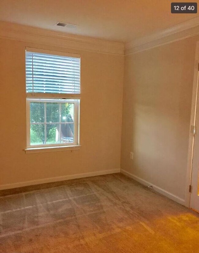 Building Photo - Large Townhome in Wormans Mill!