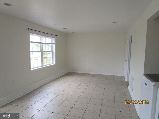 Building Photo - 540 Thompson St