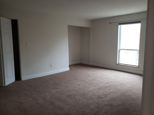 Building Photo - 6 Kennedy Ln