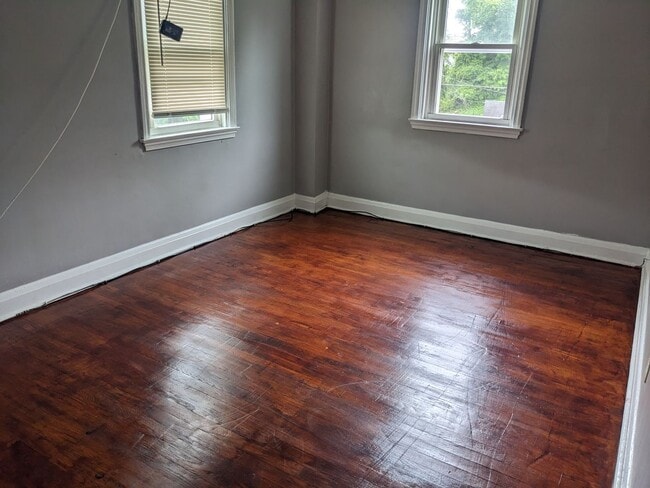 Building Photo - 2 BEDROOM TOWNHOUSE WATER INCLUDED VOUCHERS ACCEPTED