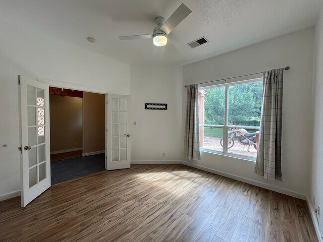 Building Photo - Gorgeous and Quiet 4 Bedroom 2.5 Bathroom ...