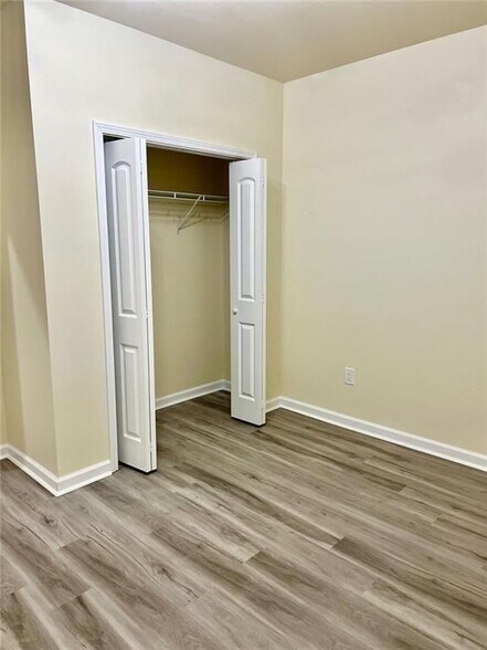 Building Photo - 4001 Oak Field Dr