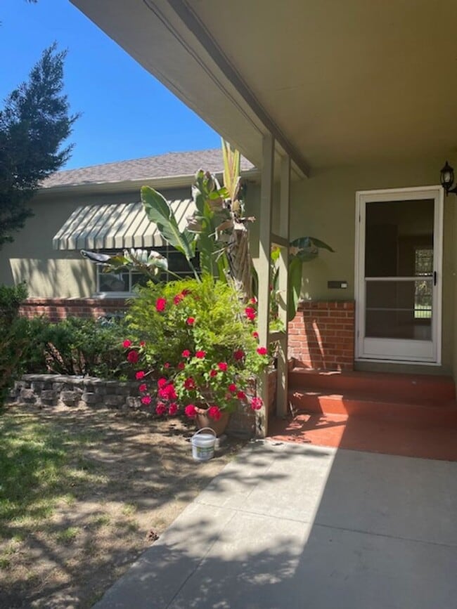 Building Photo - Charming 3 Bedroom Home on a Quiet Tree-Li...