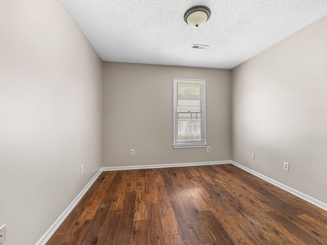 Building Photo - Cozy 3 Bedroom, 2.5 Bath Home with 2 Car G...