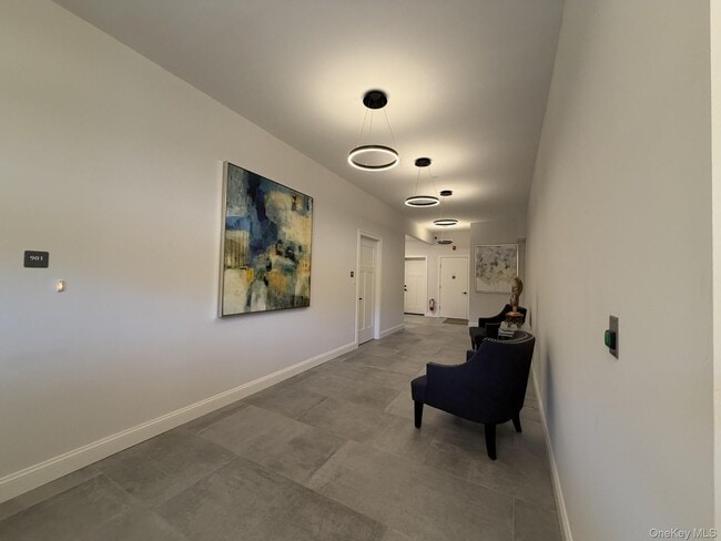 Building Photo - 905 Oakridge Cmns