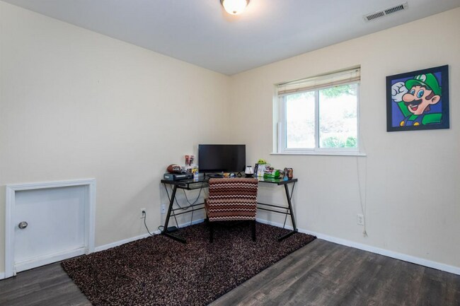 Building Photo - 700 W Bridle Ln