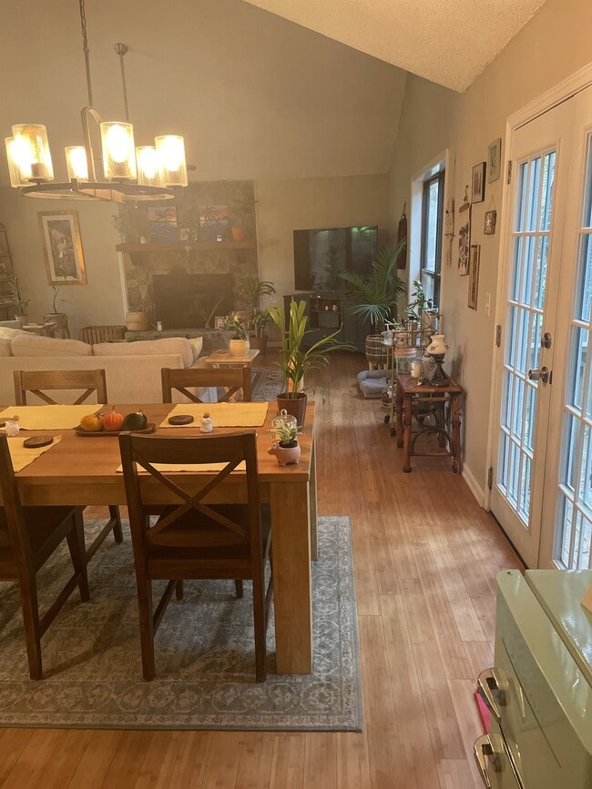 Building Photo - 1543 Hillhaven Dr