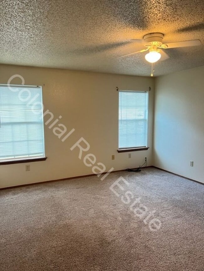 Building Photo - Spacious 3 Bed/2 Bath home with a fireplace!