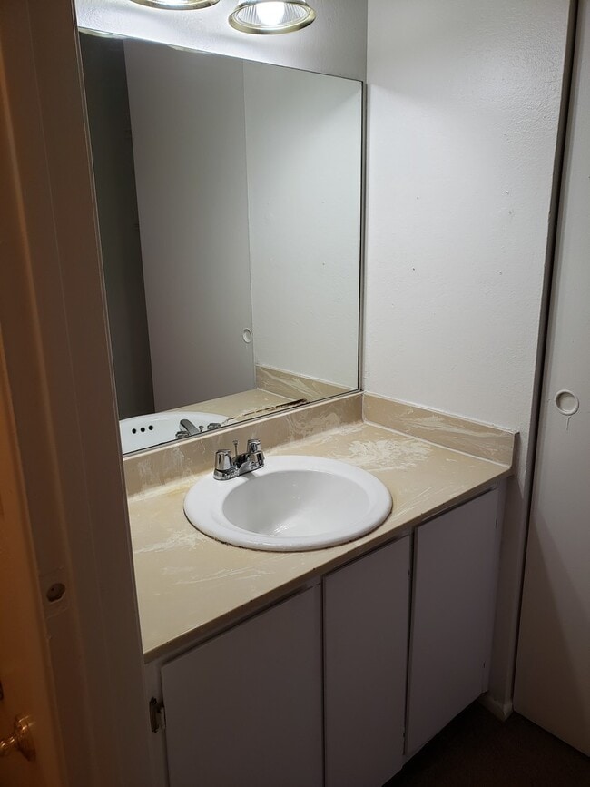 Building Photo - 3 Bed 2 Bath Townhome Close To The Strip!