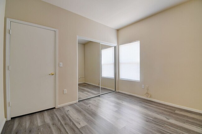 Building Photo - Beautiful Must See Condo!