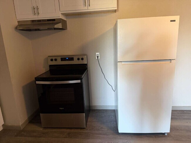 Building Photo - 3 Bedroom 2 Bath Move In Ready
