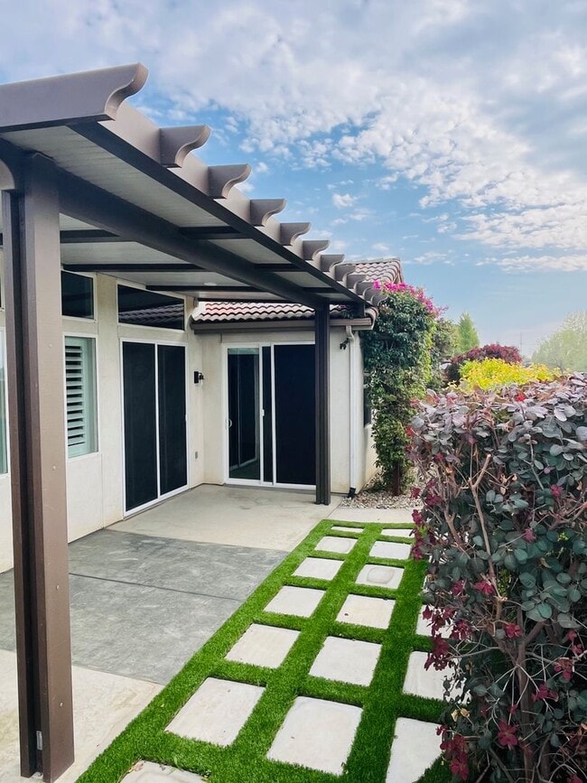 Building Photo - Beautiful, freshly renovated home in Avalo...