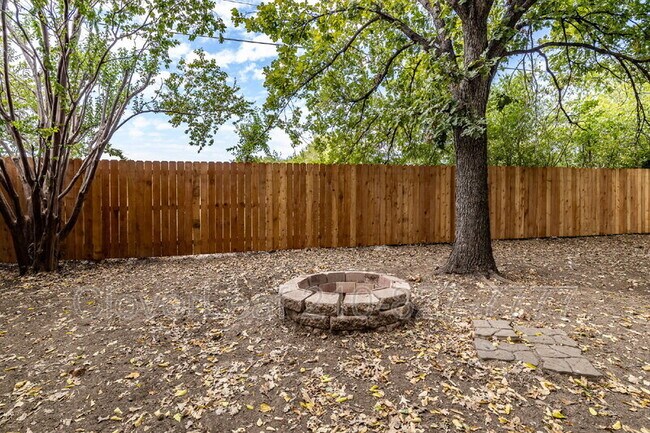 Building Photo - 8019 Hilltop Crest