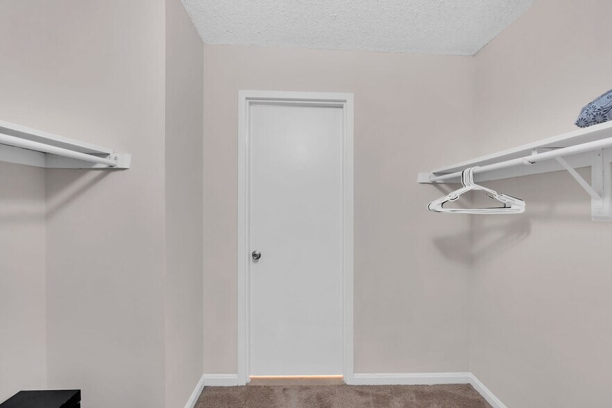 Building Photo - 2231 Crystal Dr