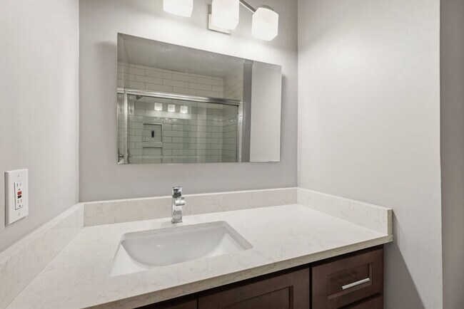 Building Photo - Modern 3BD, 2.5BA North Raleigh Townhome with Upgrades in a Prime Location Near Top Shopping, Din...