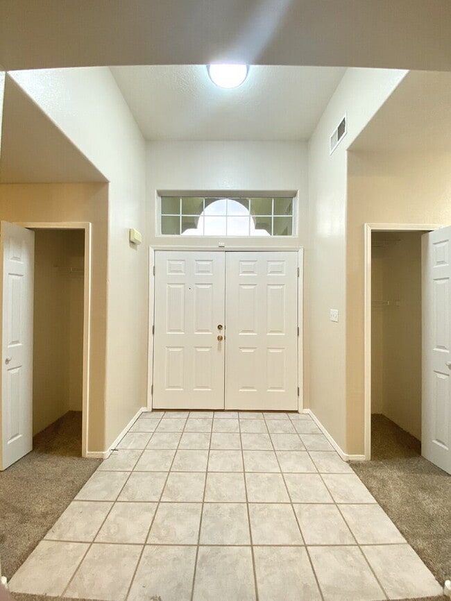 Building Photo - Enchanted Hills - 4BR/2Bath