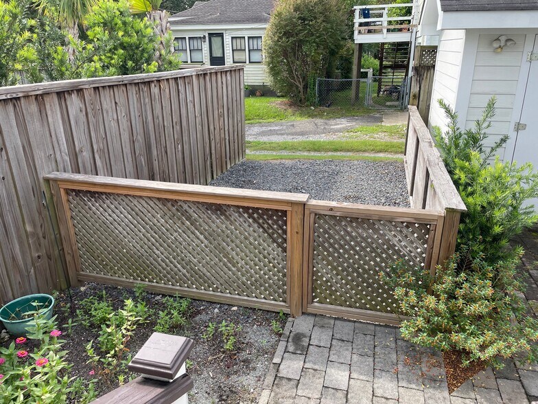 Building Photo - 2022 Metts Ave