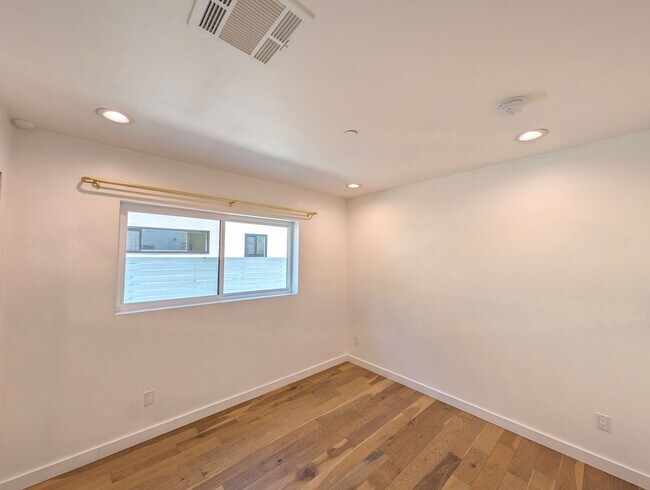 Building Photo - 4260 Laurel Canyon Blvd