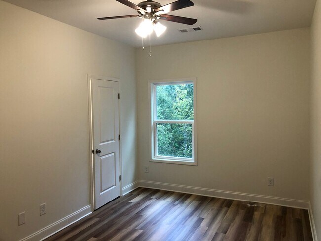 Building Photo - r38