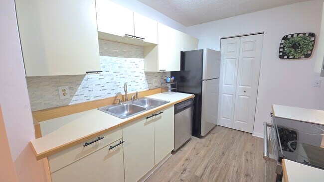 Kitchen - 101 Bent Tree Dr