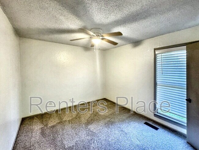 Building Photo - 112 W Timberlane St