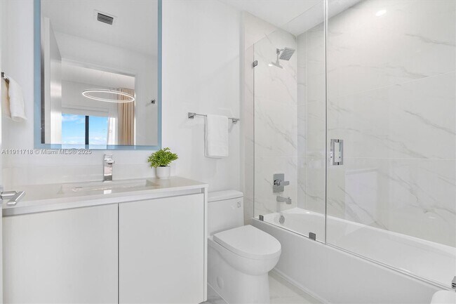 Building Photo - 700 NE 24th St