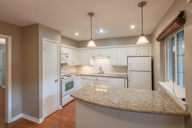 Building Photo - Condo Available for Rent!