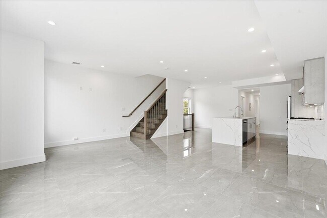 Building Photo - 290 Griffith St