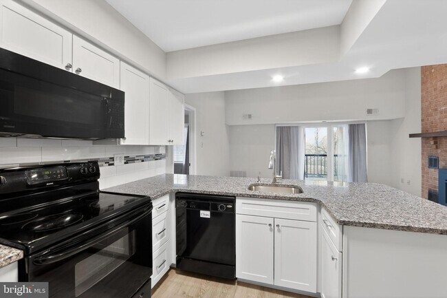 Building Photo - 933 Washington Pl