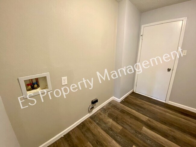 Building Photo - Stunning 3 Bedroom 2 Bath Home in Franklin Township!
