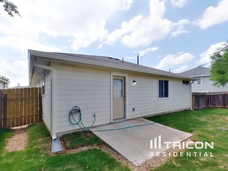 Building Photo - 1806 Marbach Woods