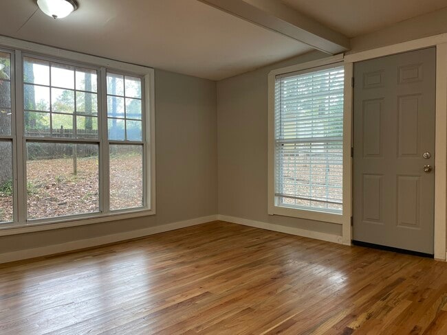 Building Photo - 611 Inglewood Dr