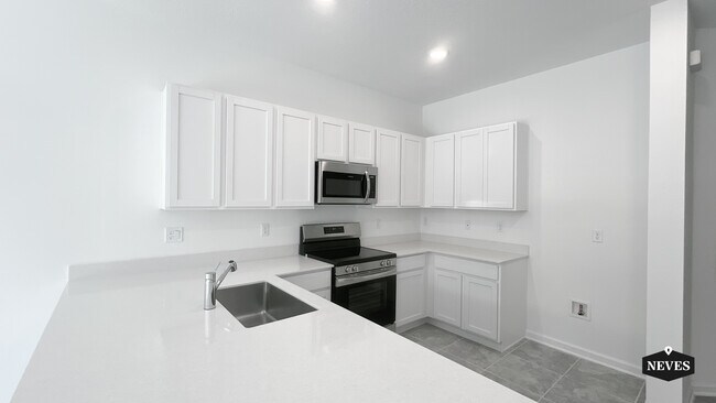 Building Photo - 2562 Skyline Lp