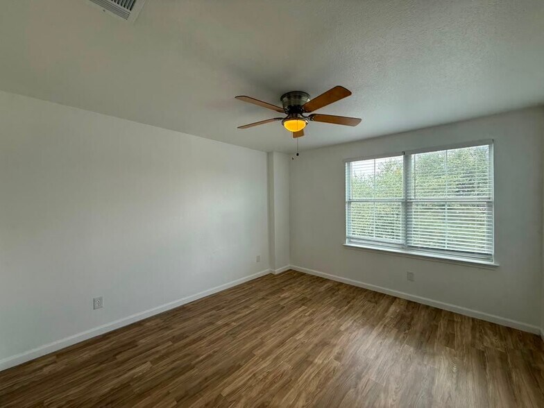 Building Photo - 418 Golden Walk