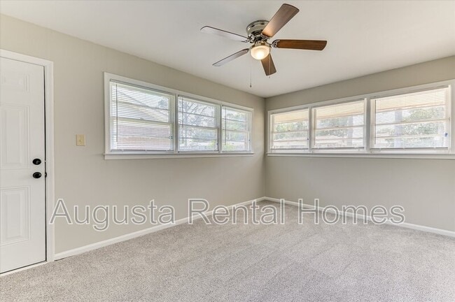Building Photo - 329 E View Dr
