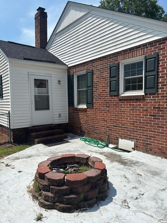 Building Photo - 505 Adams Ave