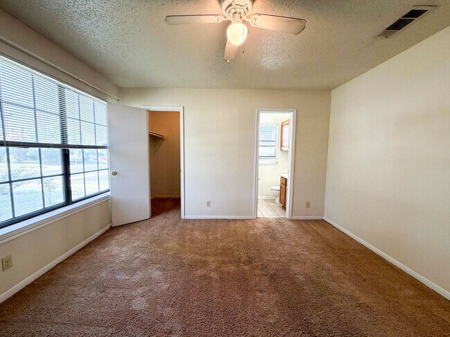 Building Photo - 2607 Bluebonnet Dr