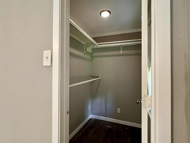 Building Photo - 9529 Chesterfield Dr